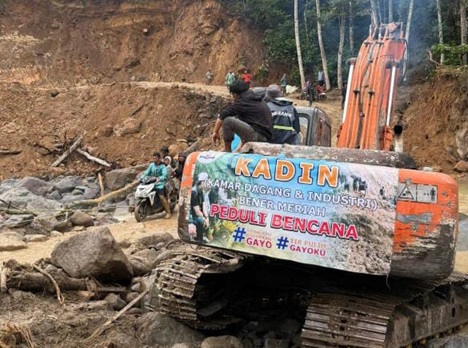 Kadin Bantu Buka Akses Bireun – Bener Meriah, Bangun Jembatan Darurat